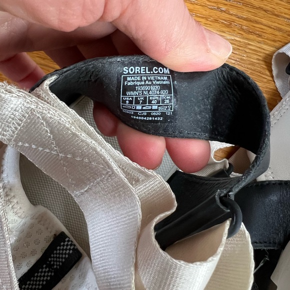Like new SOREL KINETIC IMPACT SANDAL 9 Color- Fawn & Black - Picture 7 of 7